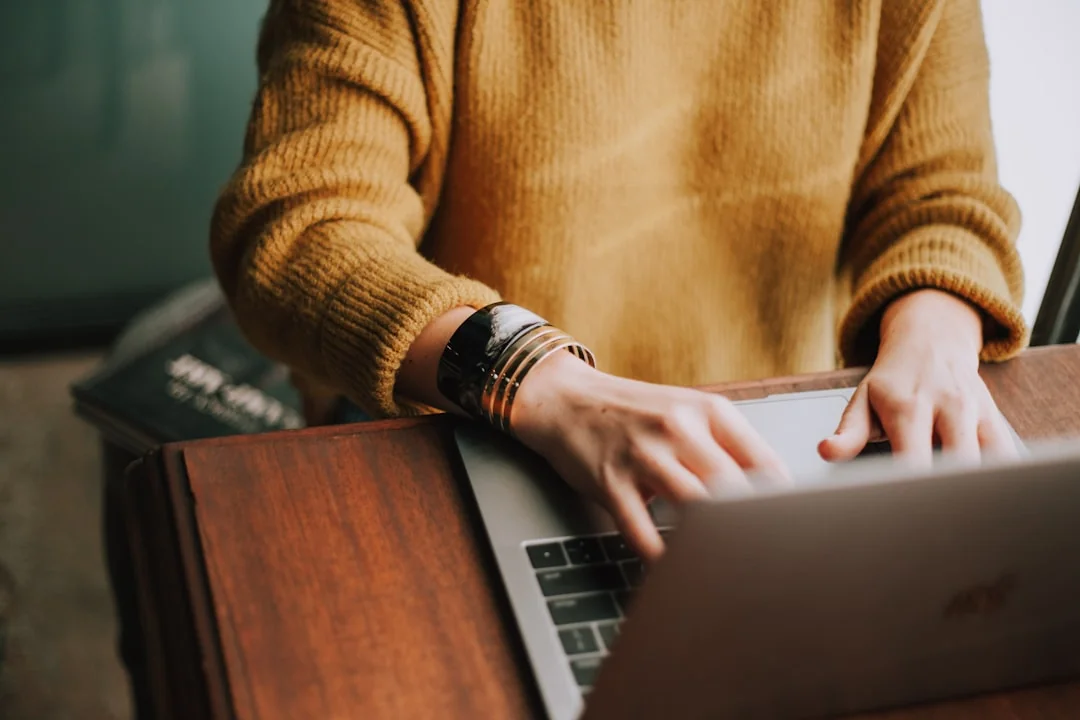 Vue de dessus d’un clavier, d’un agenda avec une note sur le marketing des réseaux sociaux, et d’une tablette posés sur un bureau.